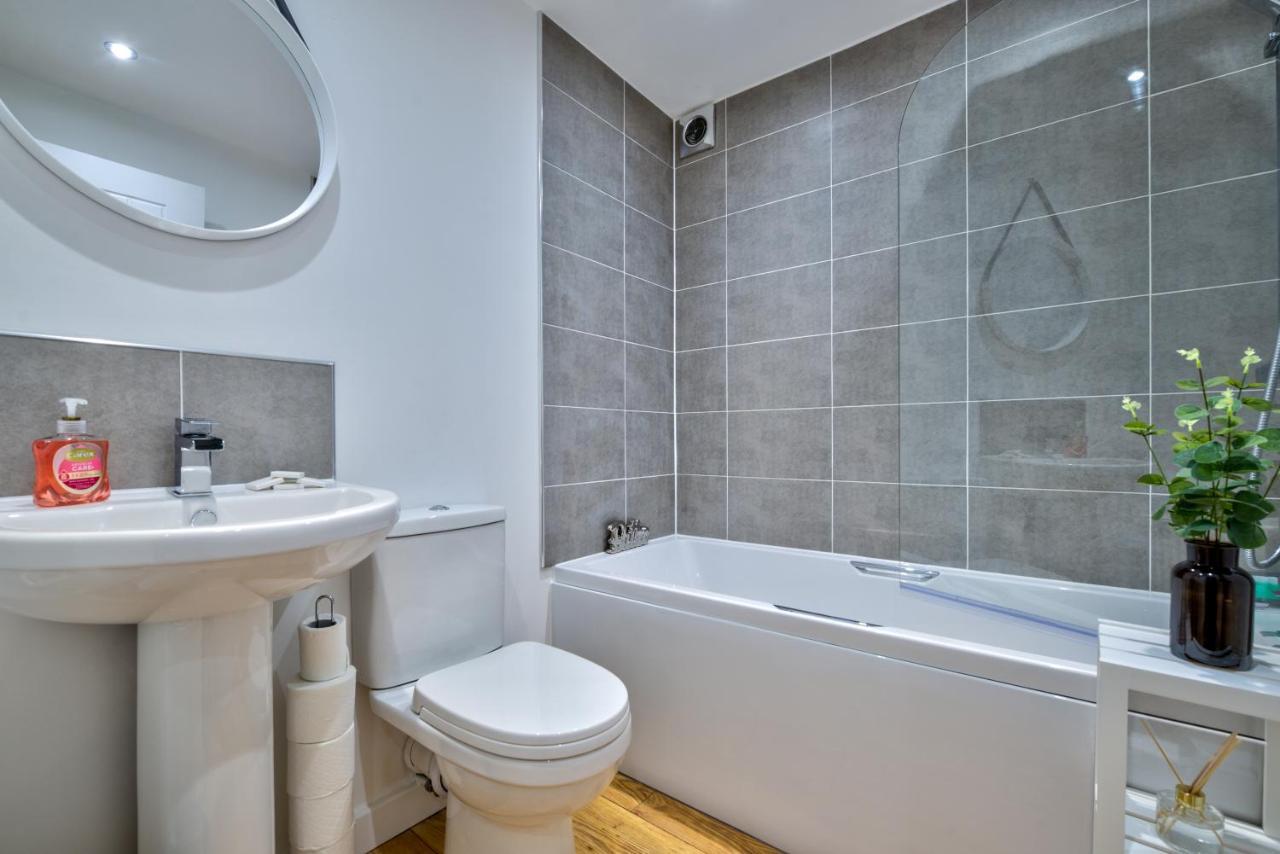 Stamford Central Stay - Stylish 2-Bed Apartment With Wifi Екстериор снимка